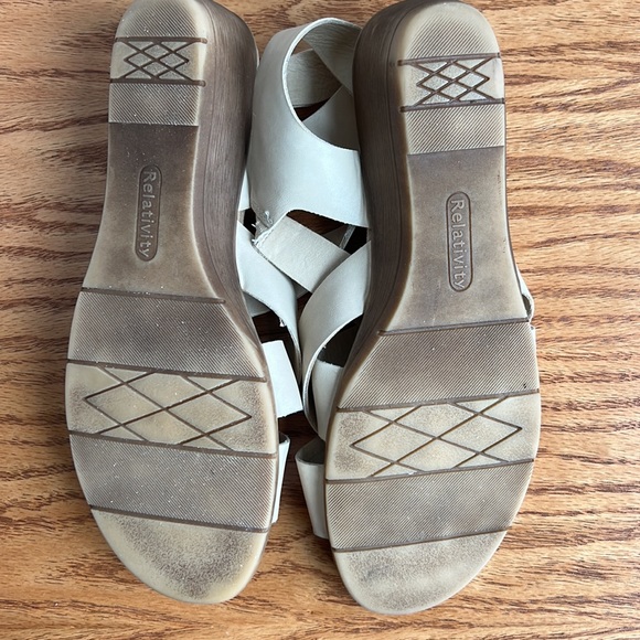 Relativity Re-Kit - Women’s tan strap sandal with velcro closure. Size 9 1/2 - Picture 5 of 5